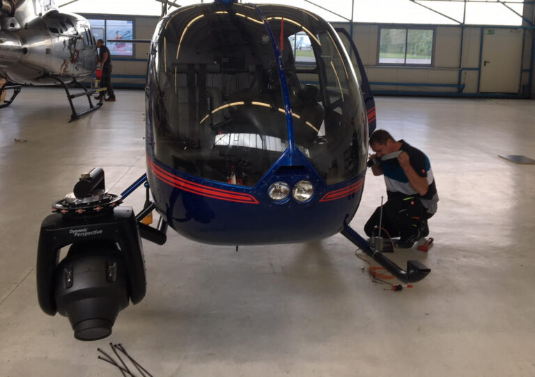 Cineflex® V14 als Nosemount an R44 installiert